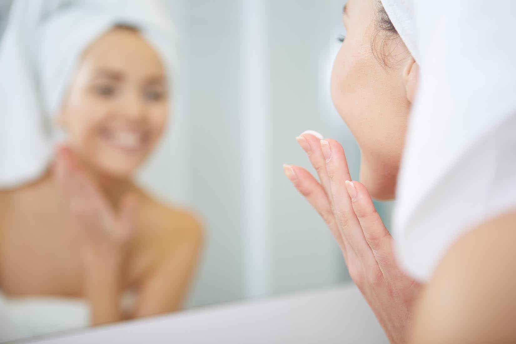Una chica se lava la cara para eliminar la bacteria que causa el acné